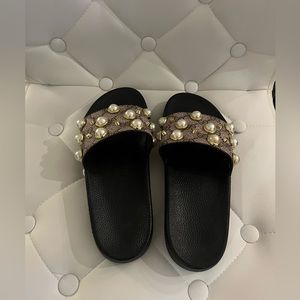 Gucci slides size 5